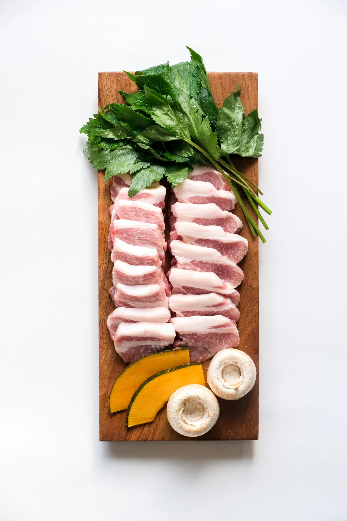 ヘユルダム — 野菜を添えた豚肉の盛り付け