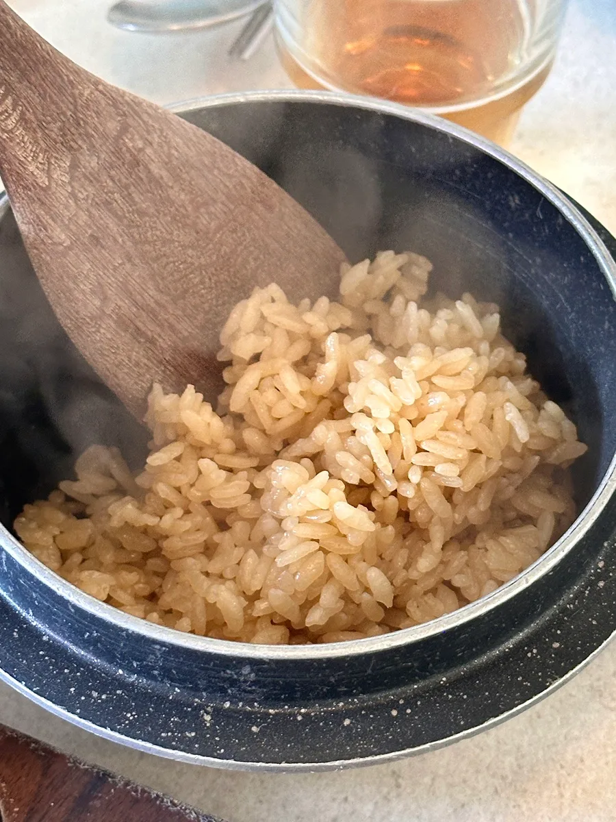 釜に入った炊きたてのご飯