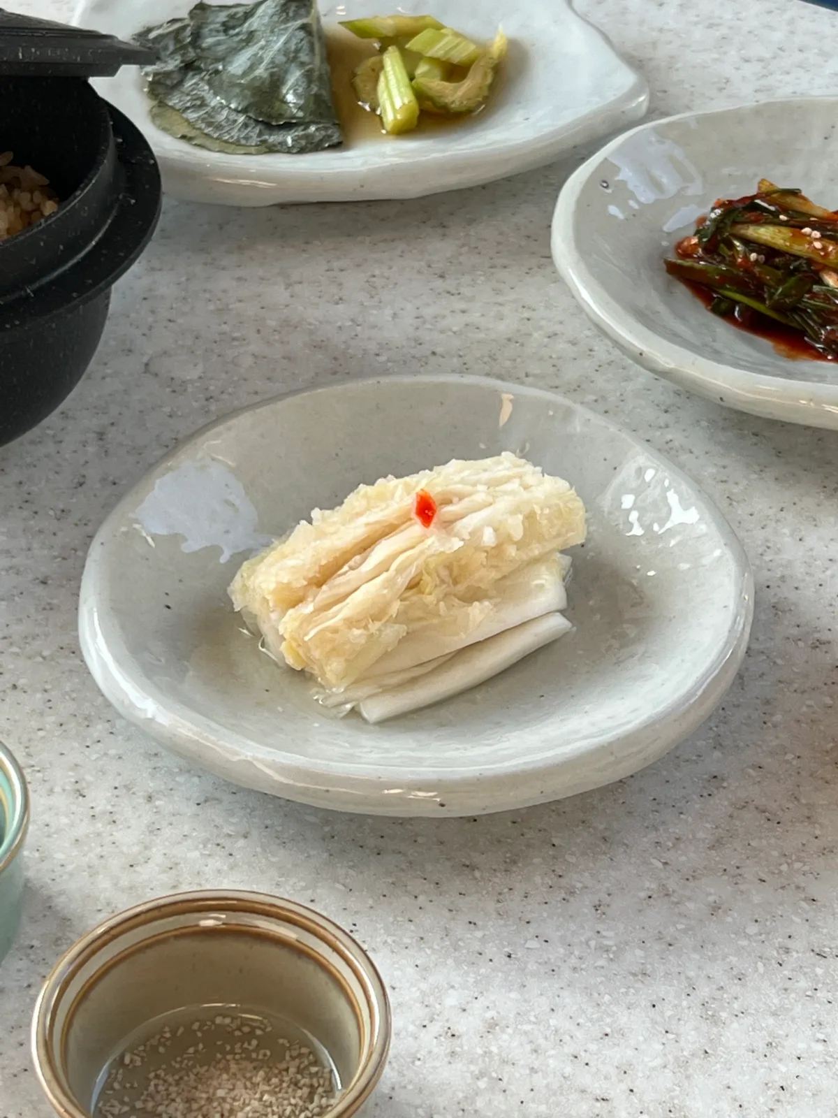 白キムチなど小皿のおかず