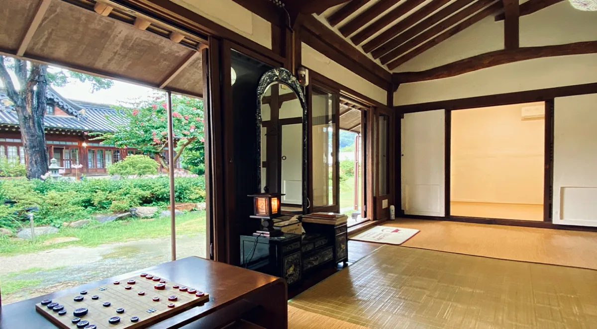 庭を望む韓屋の座敷
