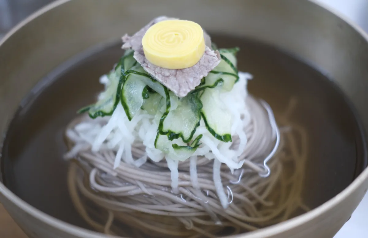大根とキュウリをのせた水冷麺