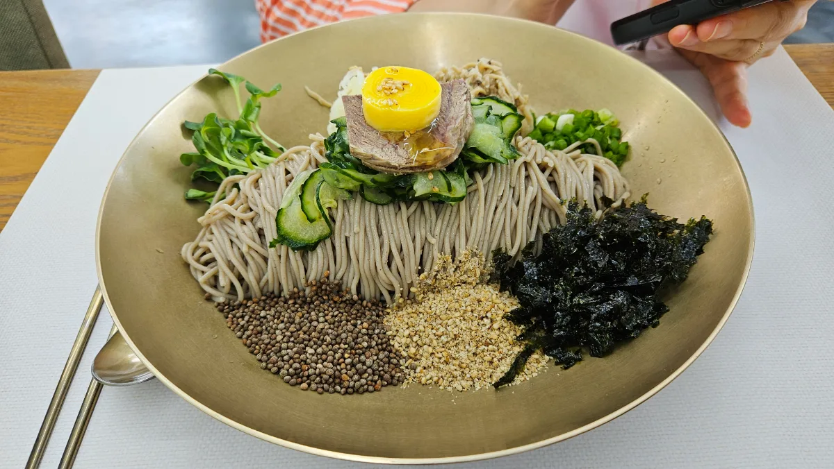 ハルラサンアレチョンマウル 本店 — 具材を分けて盛ったそば麺