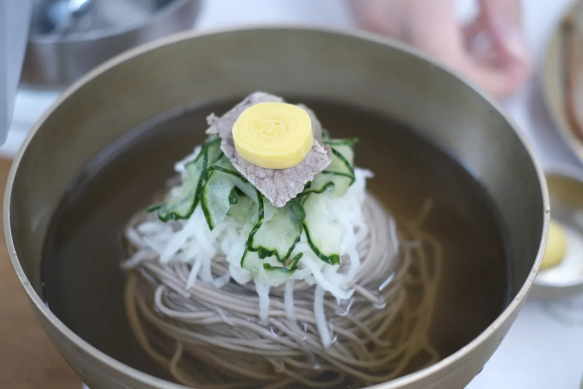 ハルラサンアレチョンマウル 本店 — 澄んだスープに浸るそば麺