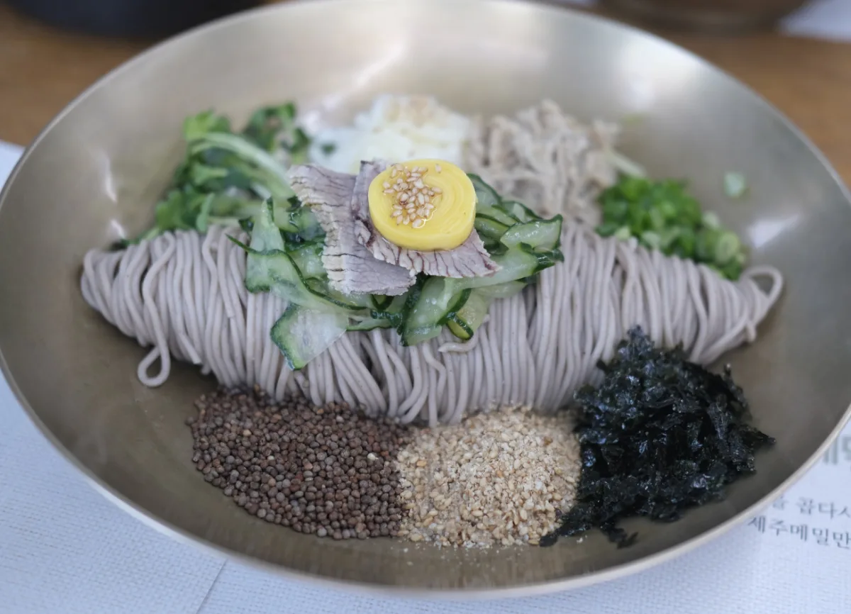 キュウリや海苔を添えたそば麺