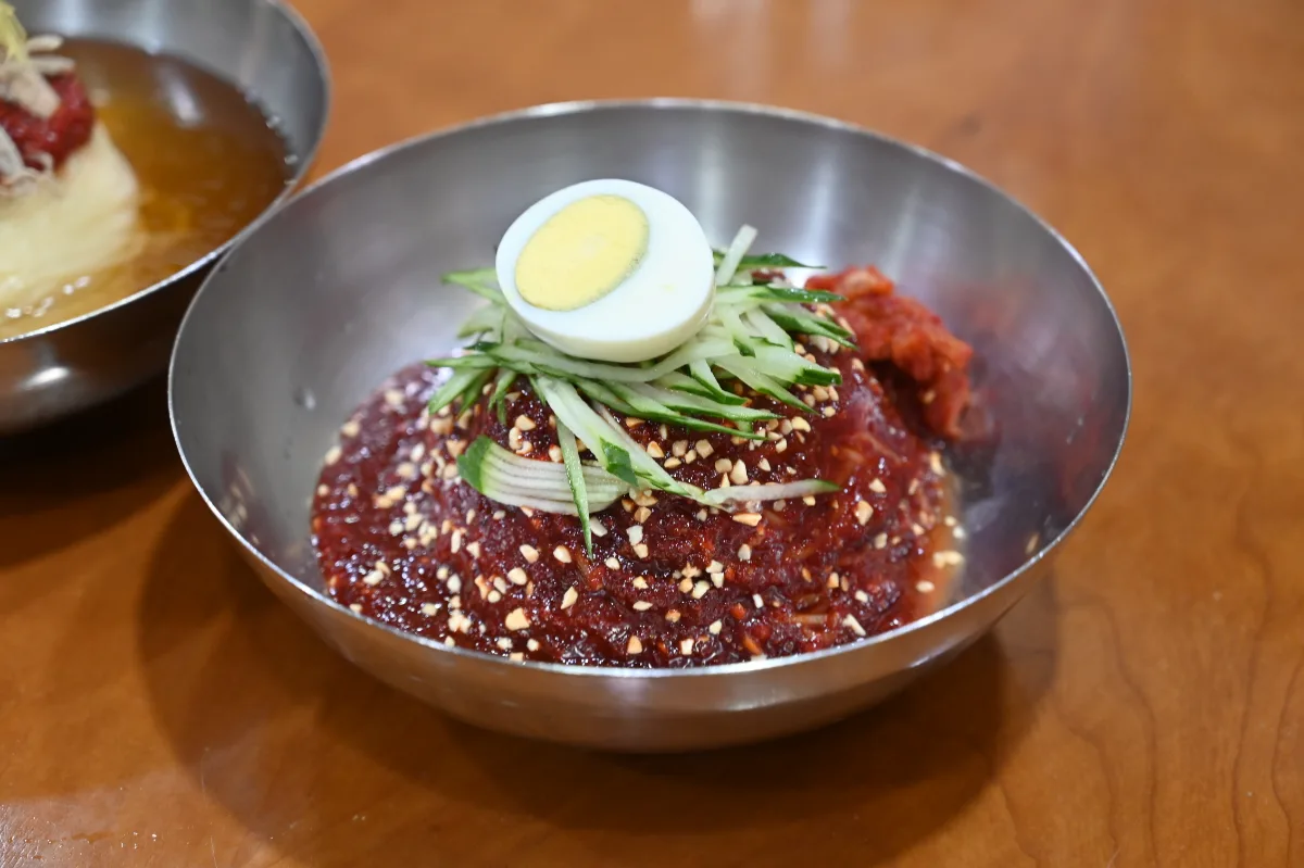 赤いタレにゆで卵をのせたビビンミョン