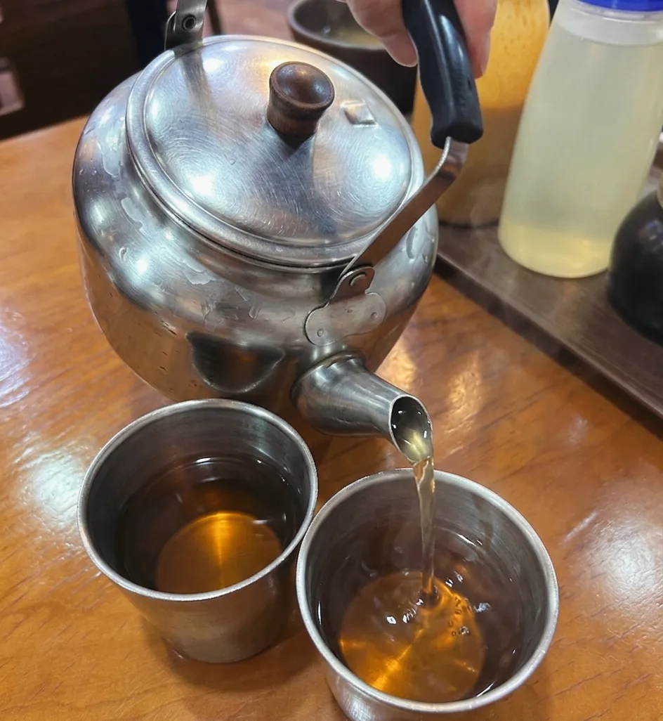 やかんから注ぐ温かいスープ