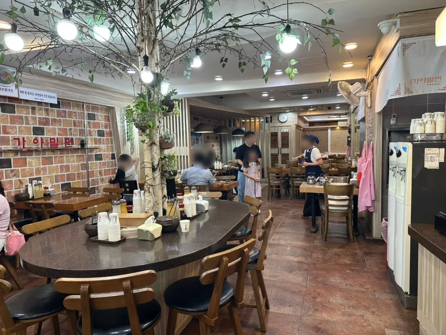 テーブルが並ぶ明るい店内
