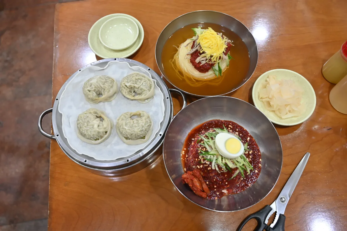 冷麺二種と蒸し餃子の食卓