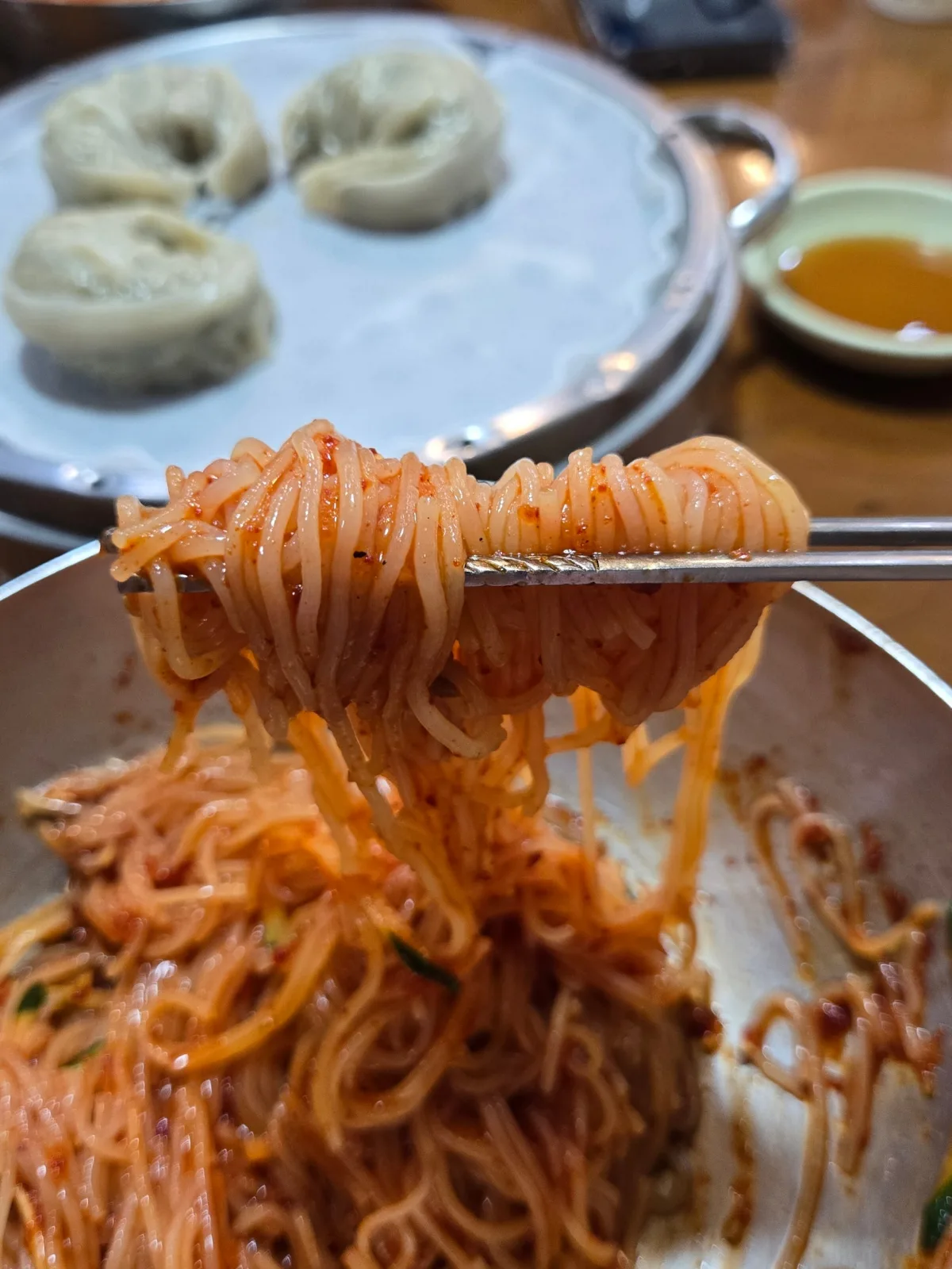 箸で持ち上げたビビンミョン