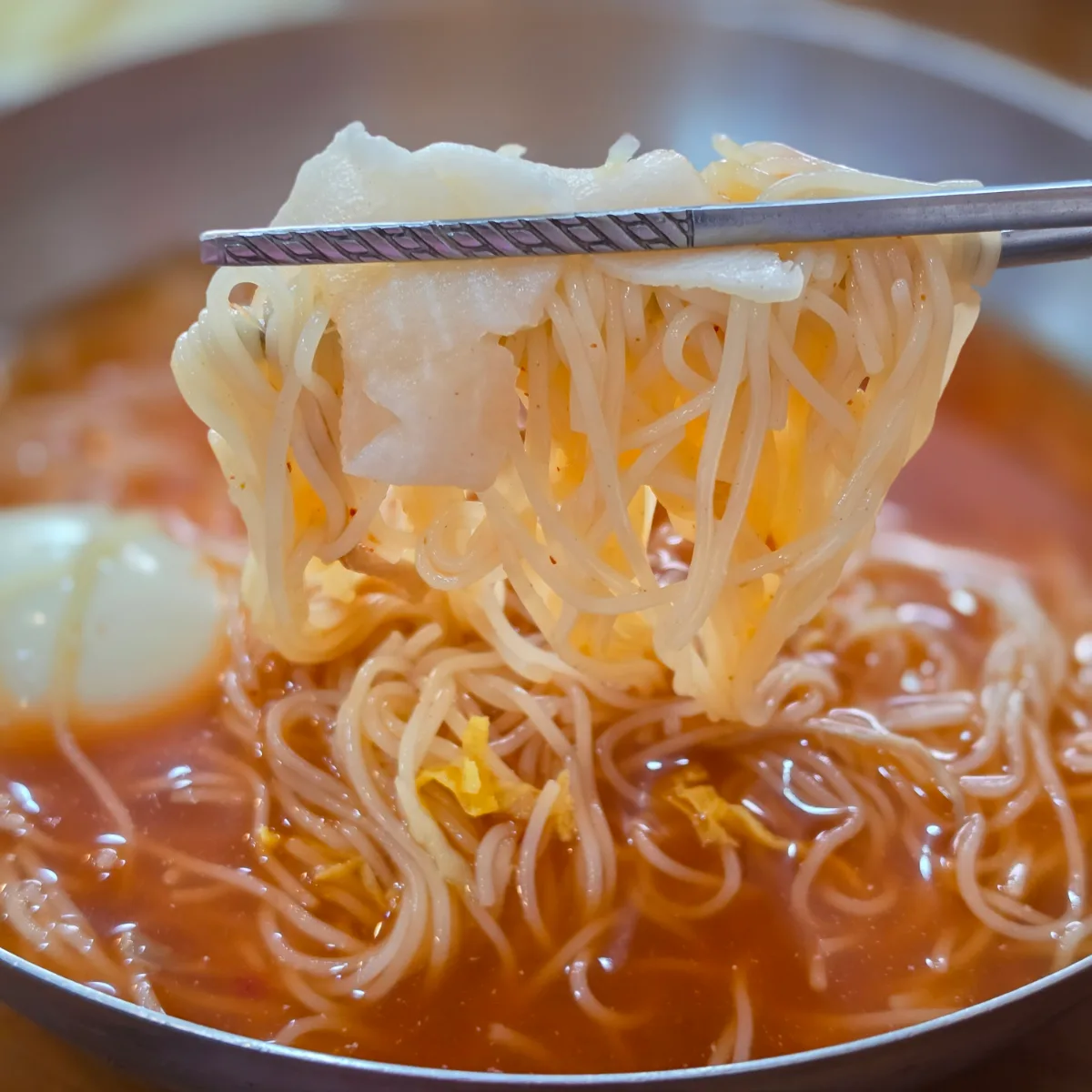 箸で持ち上げたミルミョンの麺