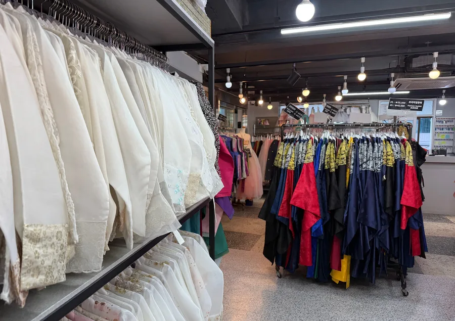 韓服少女 — 白いチョゴリが並ぶ店内