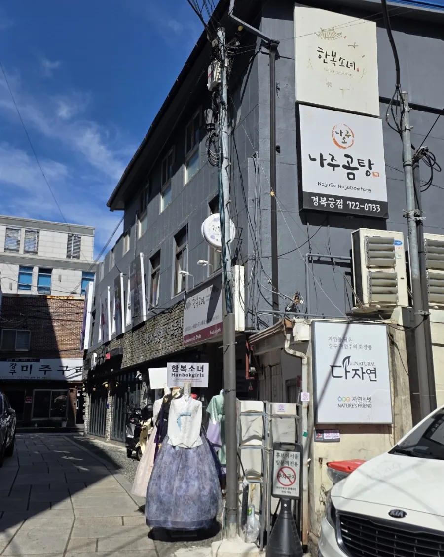 韓服少女 — 韓服少女の看板と店先の韓服