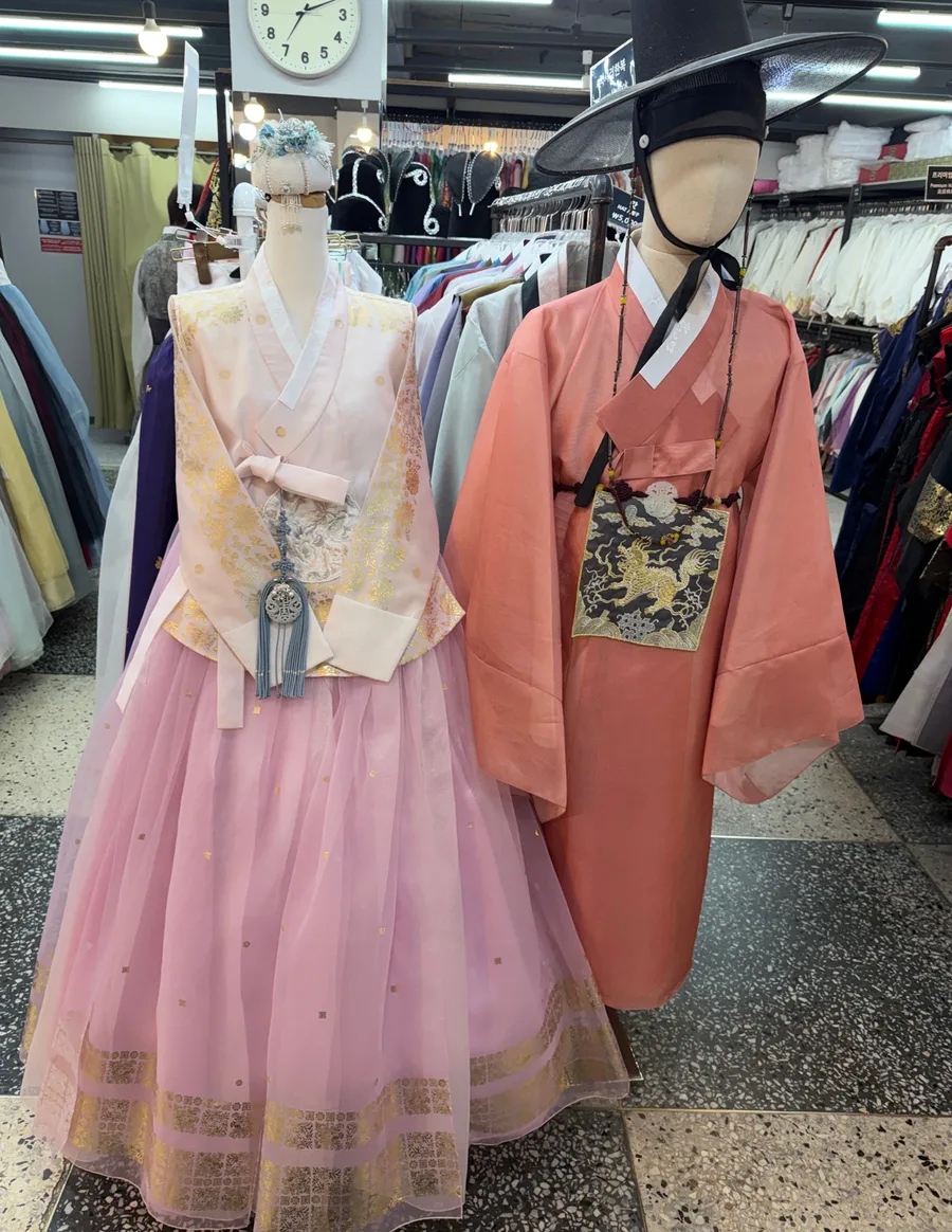 男女の韓服を着せたマネキン