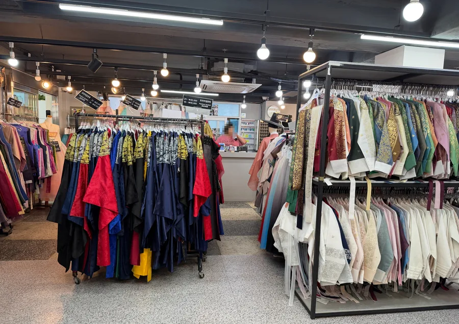 韓服少女 — 色とりどりの韓服が並ぶ店内