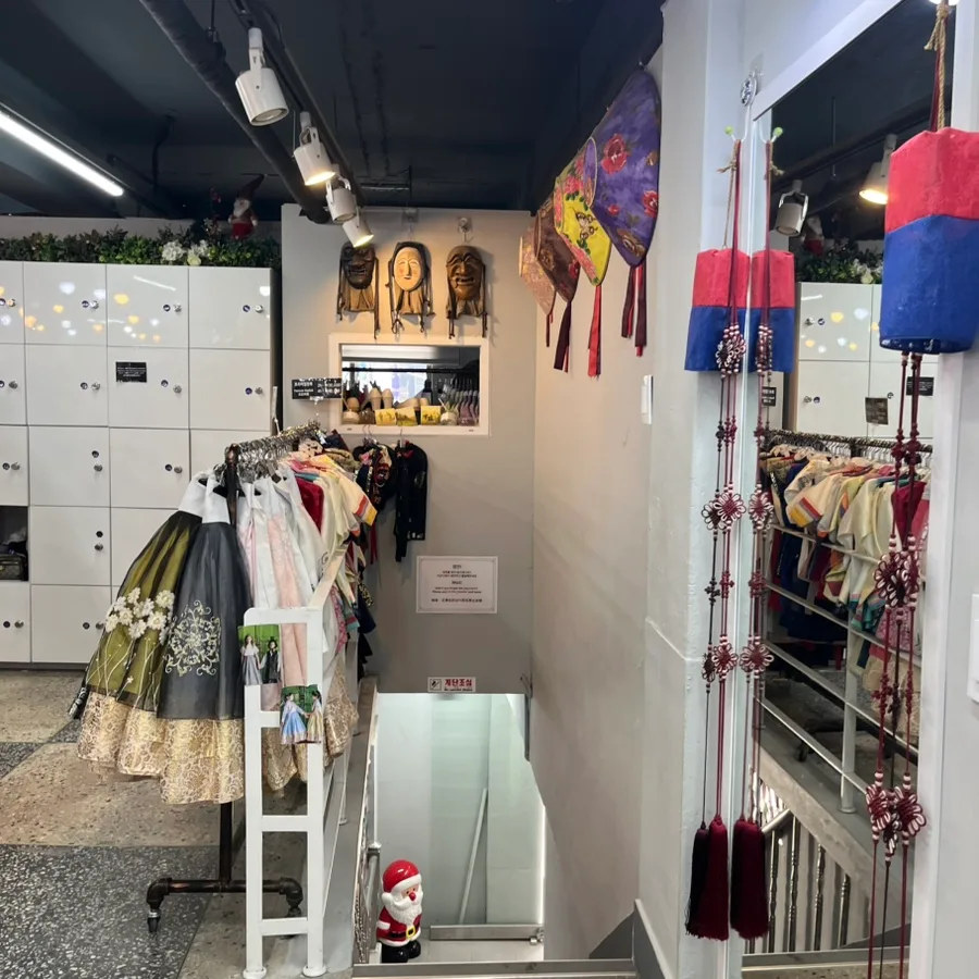 白いロッカーと店内の階段