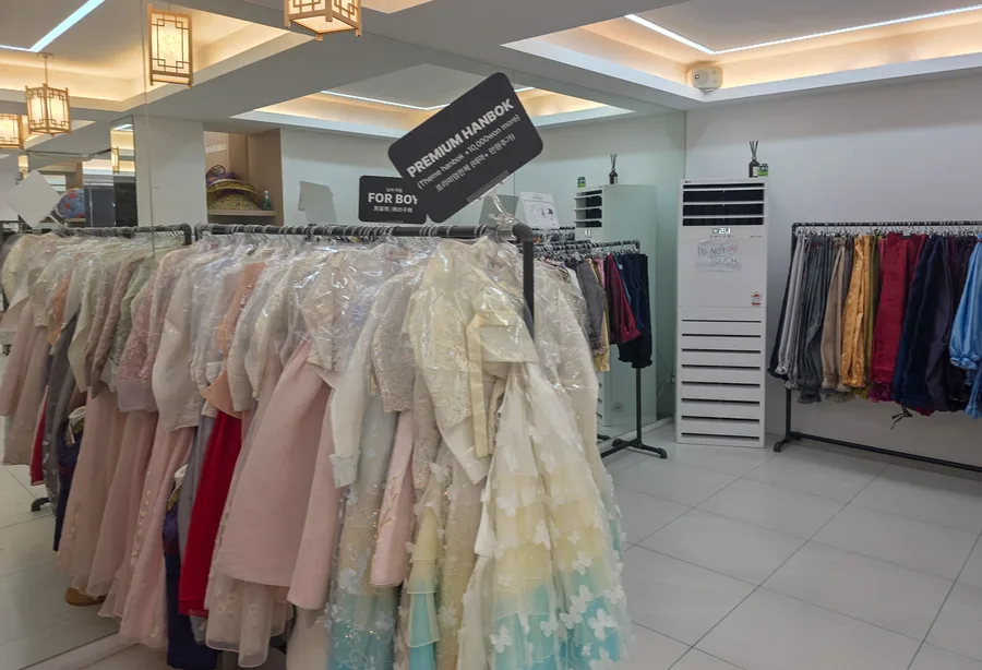 ハンボクナム 景福宮店 — 淡い色のレース付き韓服