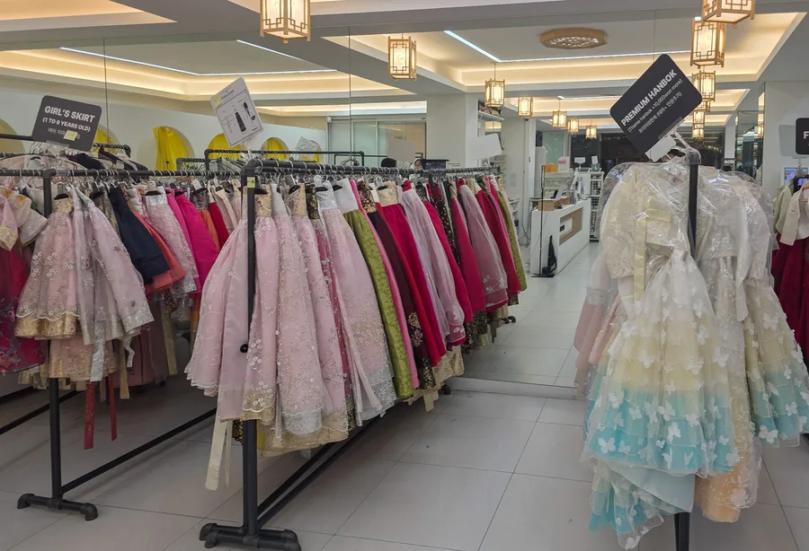 ピンクのチマと花柄の韓服