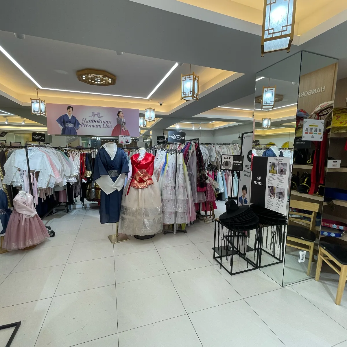 男女の韓服と衣装ラック