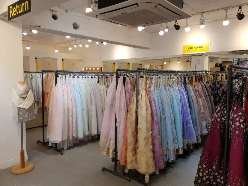 パステルカラーのチマがずらりと並ぶ店内