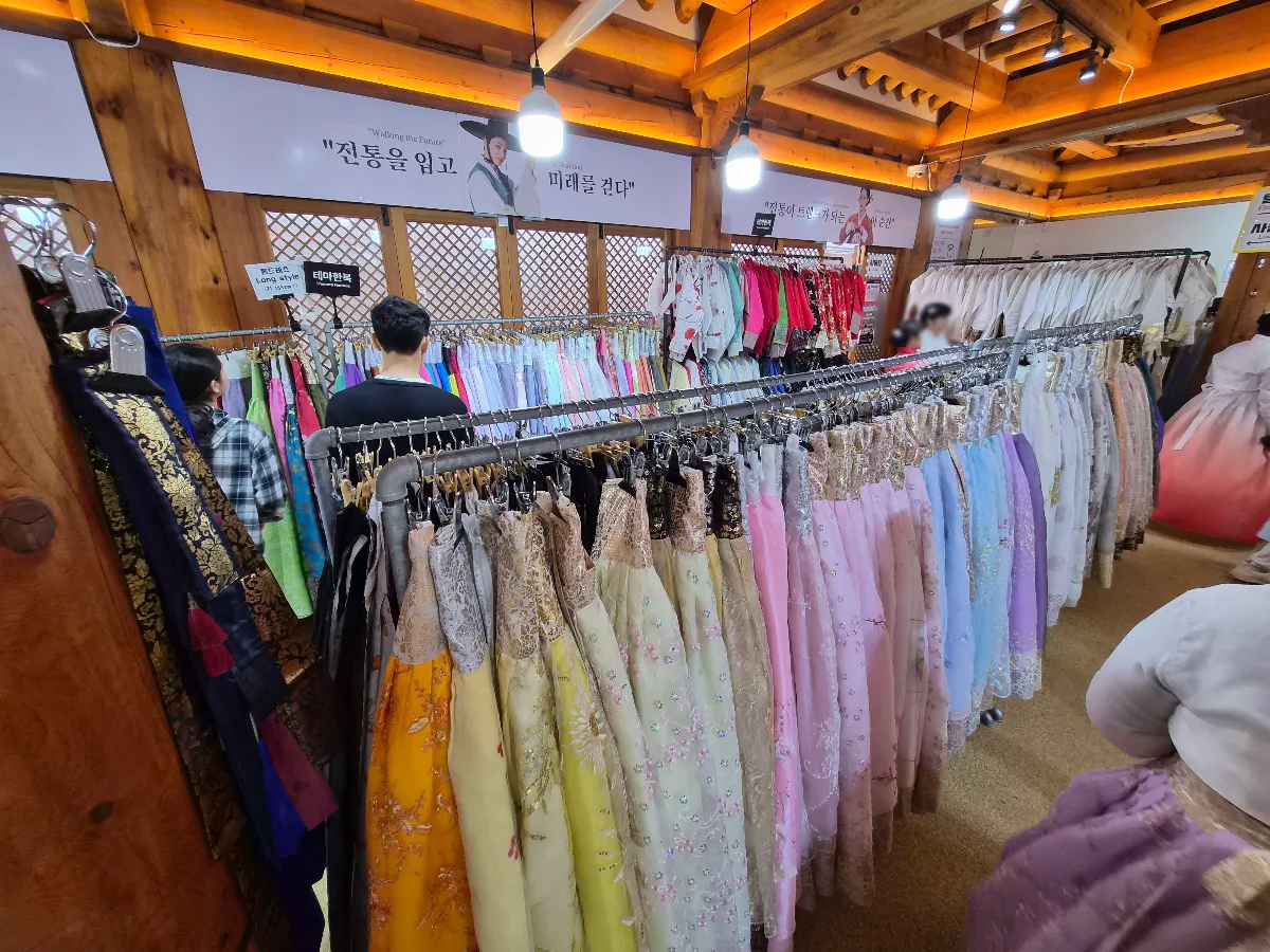韓服男 全州韓屋村店 — 色とりどりの韓服が並ぶ店内