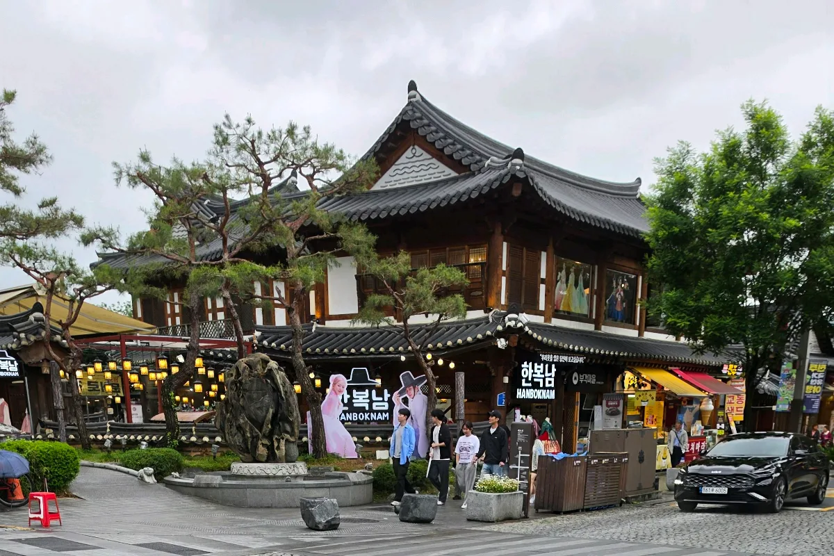 松と庭石に囲まれた韓屋の店