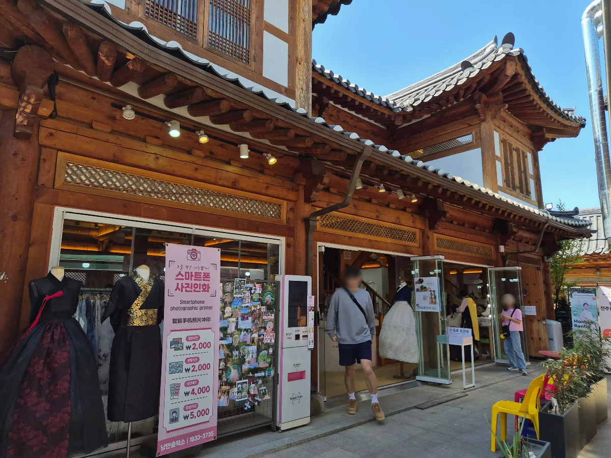 韓服男 全州韓屋村店 — 韓服を飾った韓屋の店先
