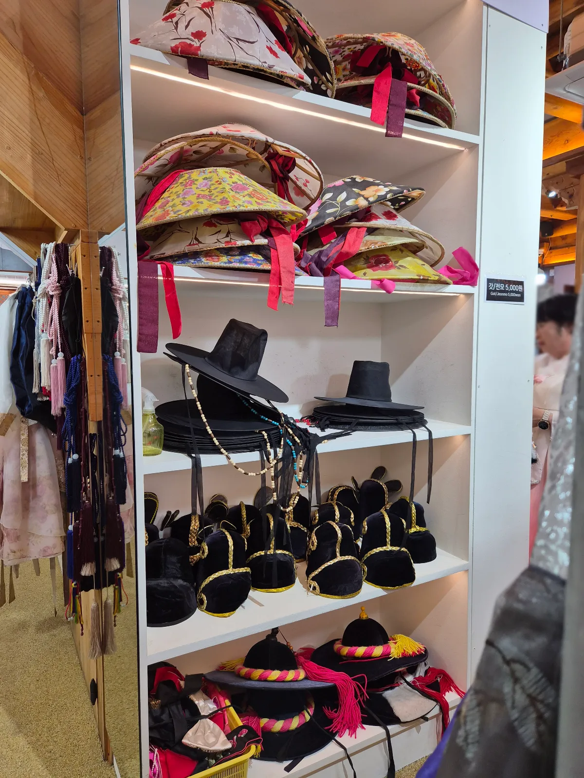 韓服男 全州韓屋村店 — 花柄の帽子と黒い伝統帽