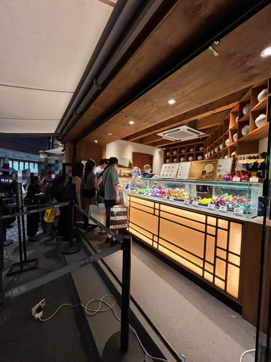 大福の販売カウンターと購入の列