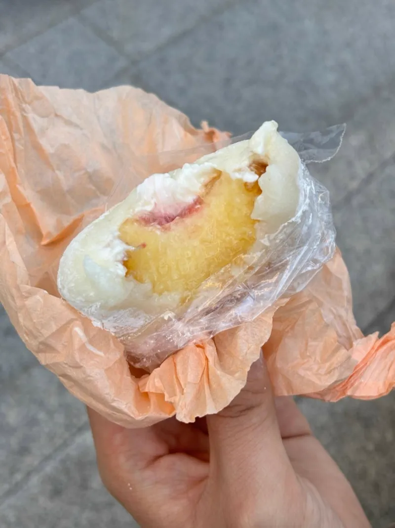 韓貞仙 聖水本店 — 桃とヨーグルトを包んだ大福の断面