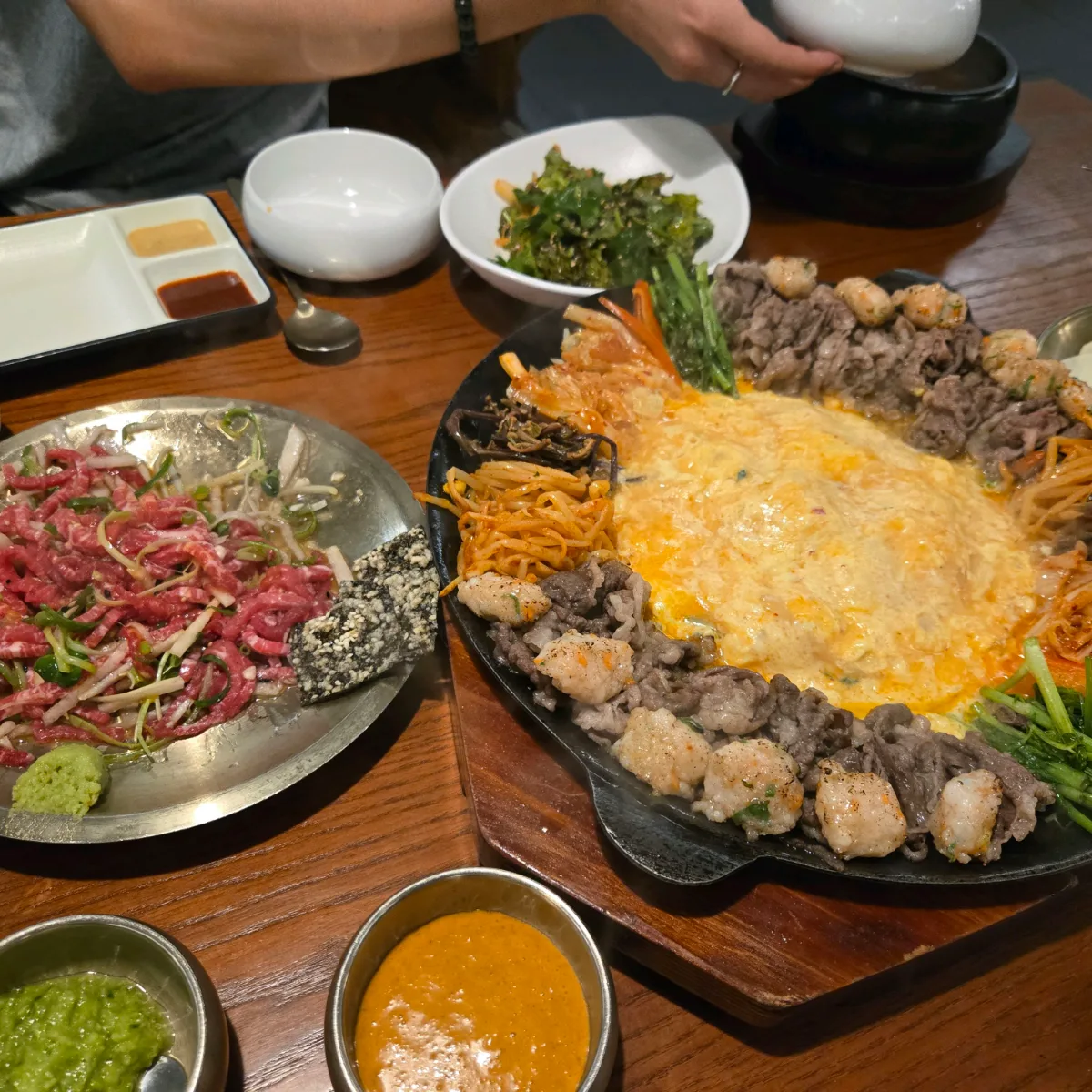 ハンミオク 清潭本店 — 鉄鍋料理とユッケが並ぶ食卓