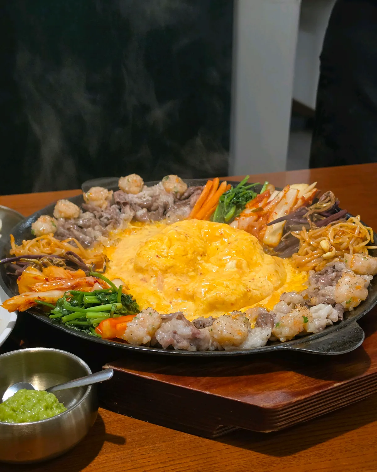 卵を中央にのせた鉄鍋料理