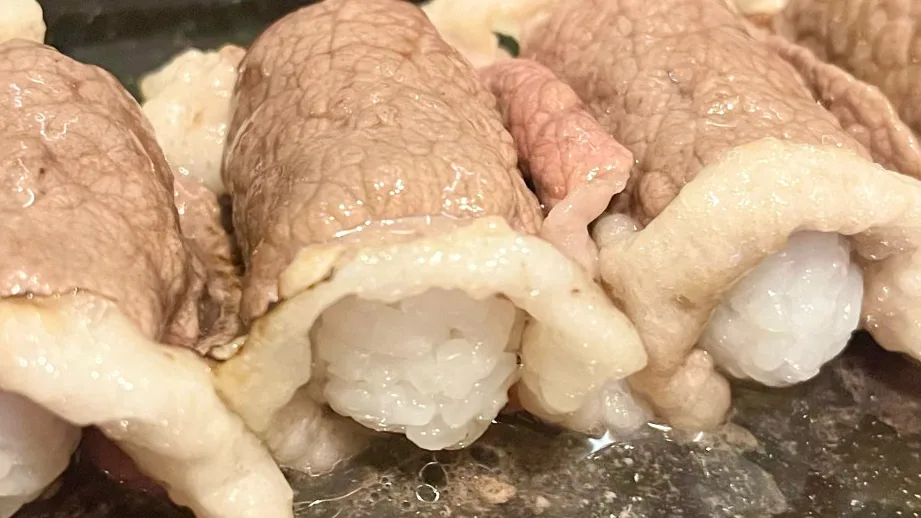 ハンミオク 清潭本店 — 牛バラ肉をのせた寿司