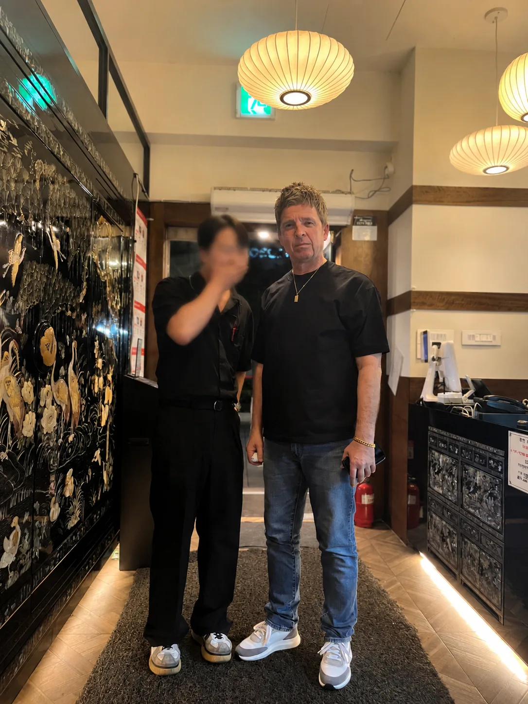 来店したノエル・ギャラガーさん(店の公式SNSより)