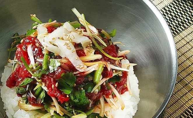 ハンムンティギ — ユッケと野菜をのせたビビンバ