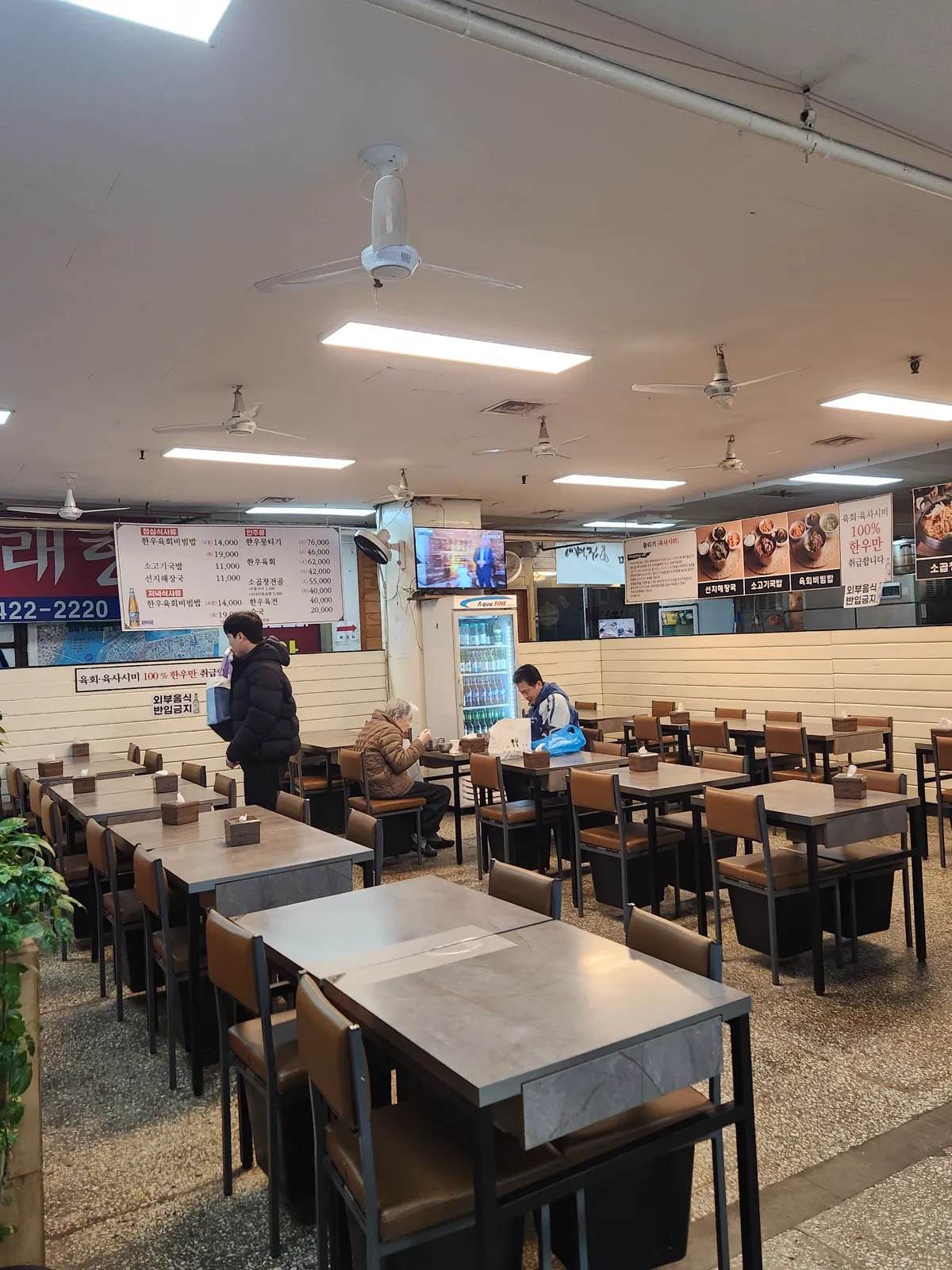 テーブル席が並ぶ広い店内
