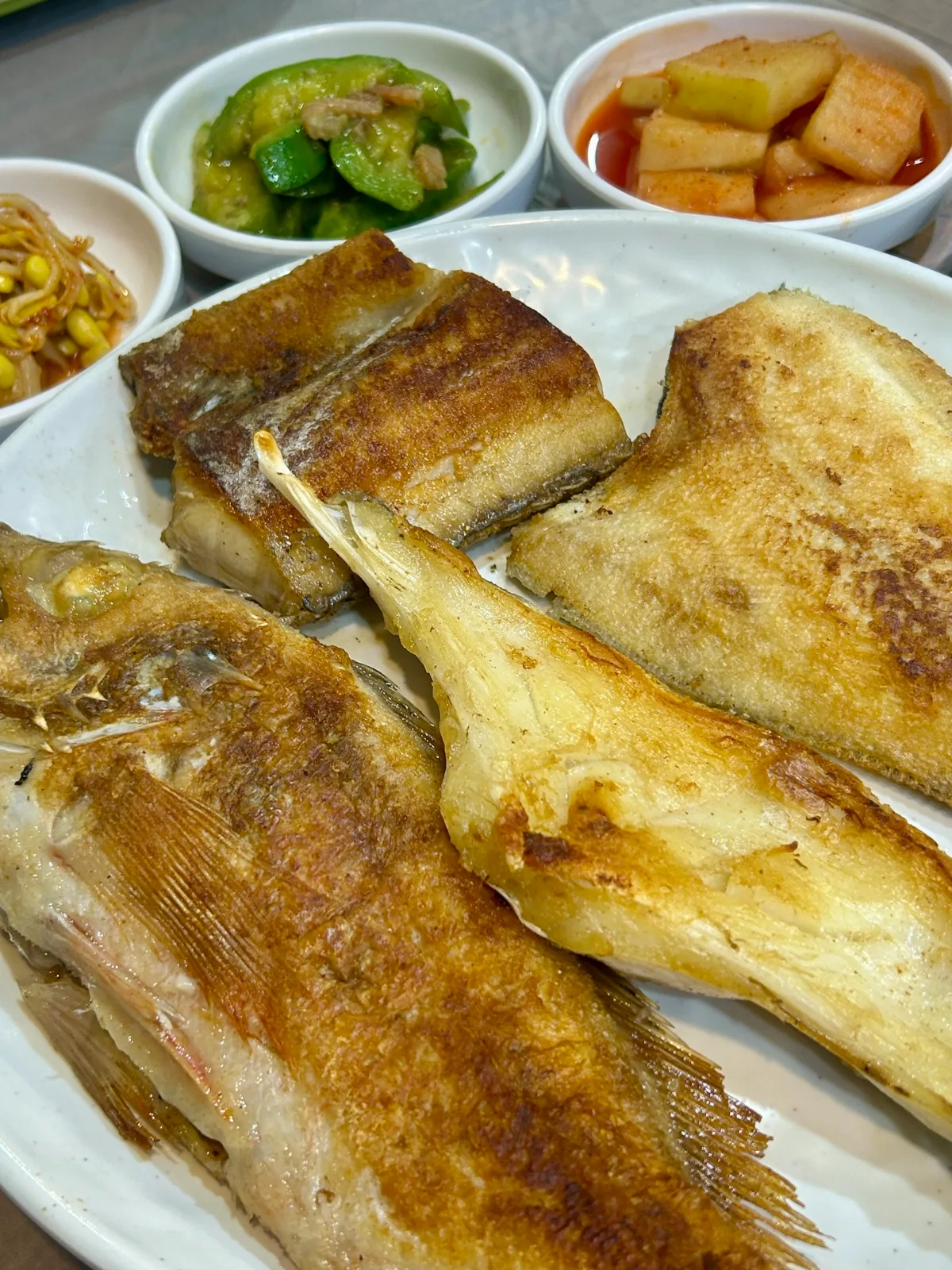 香ばしく焼いた魚の盛り合わせ