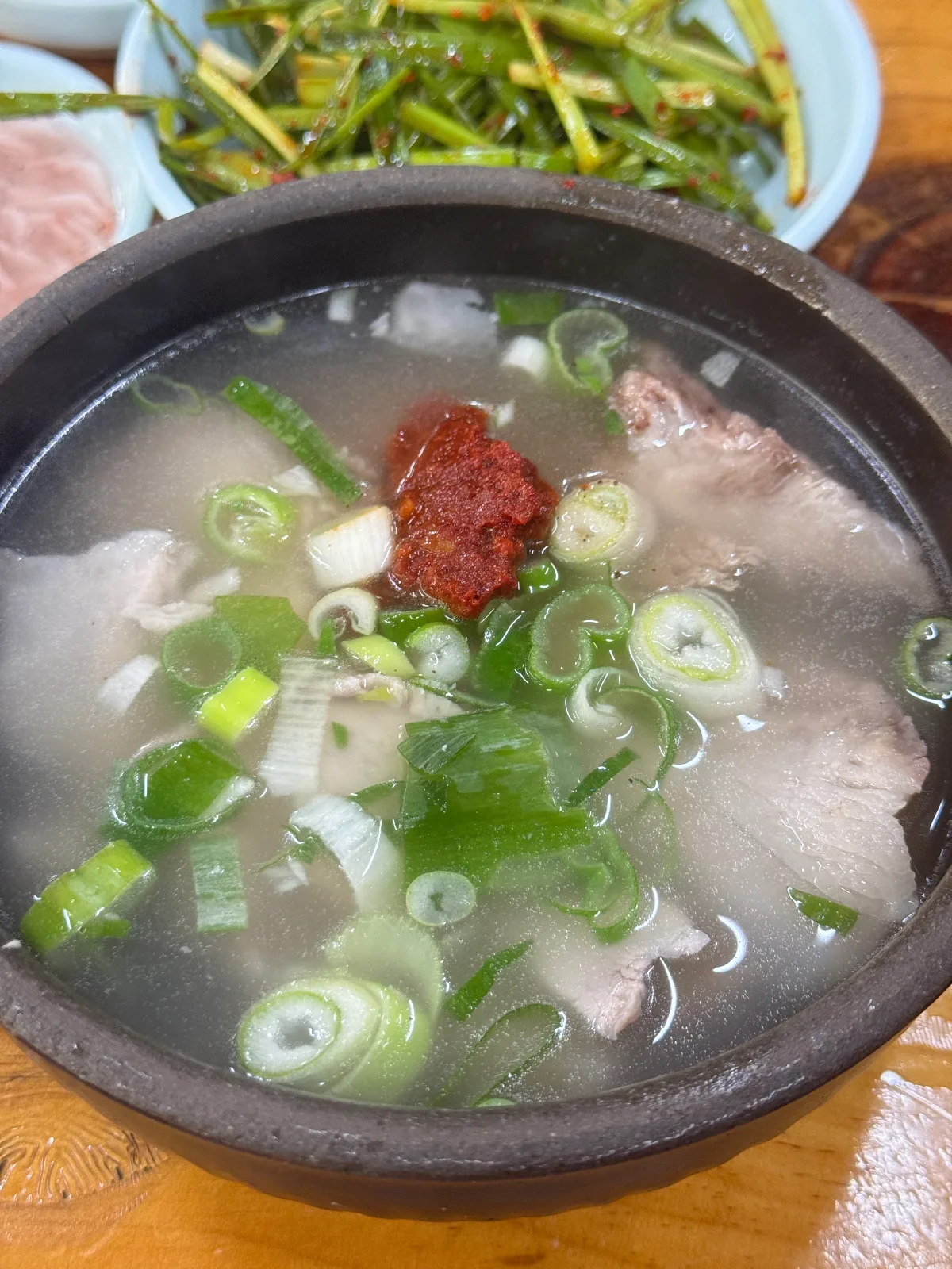 豚肉とねぎ、辛味だれ入りのクッパ