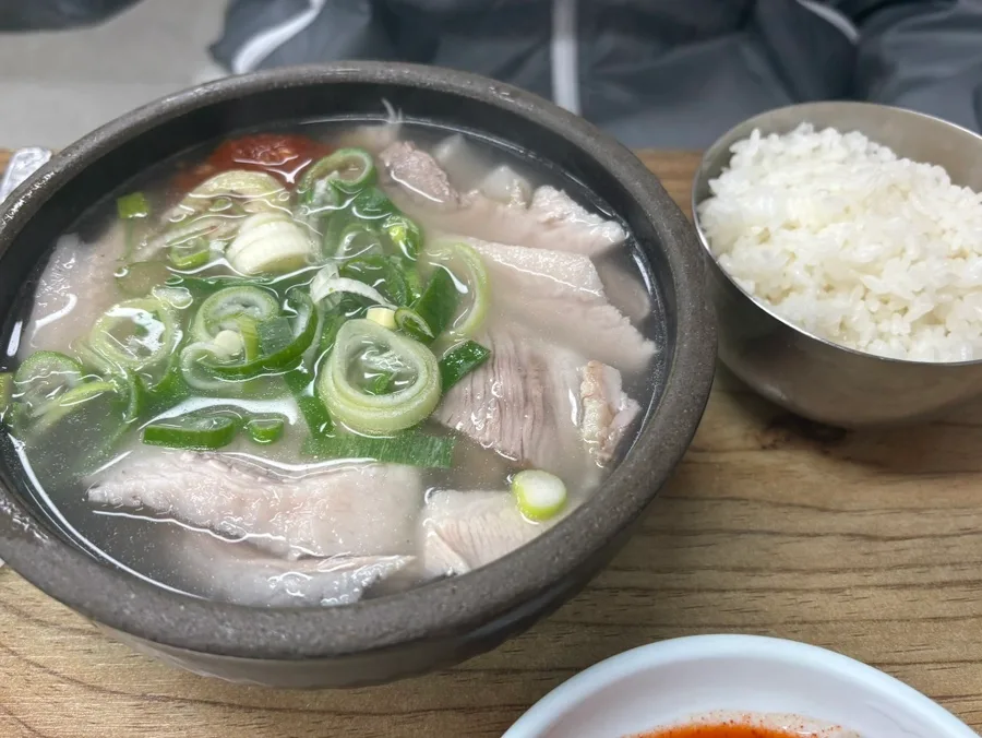 豚肉とねぎのスープ、別添えのご飯