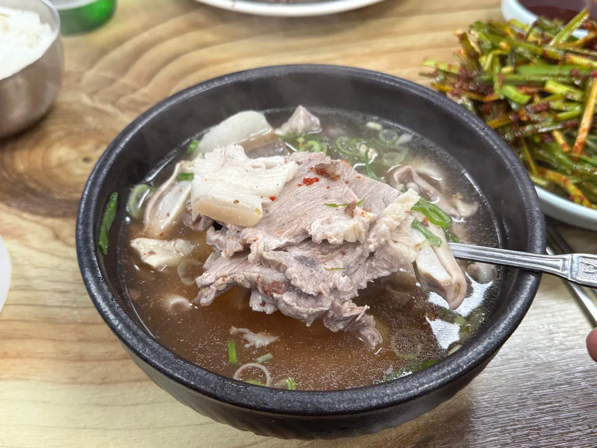 クッパの肉をすくったスプーン