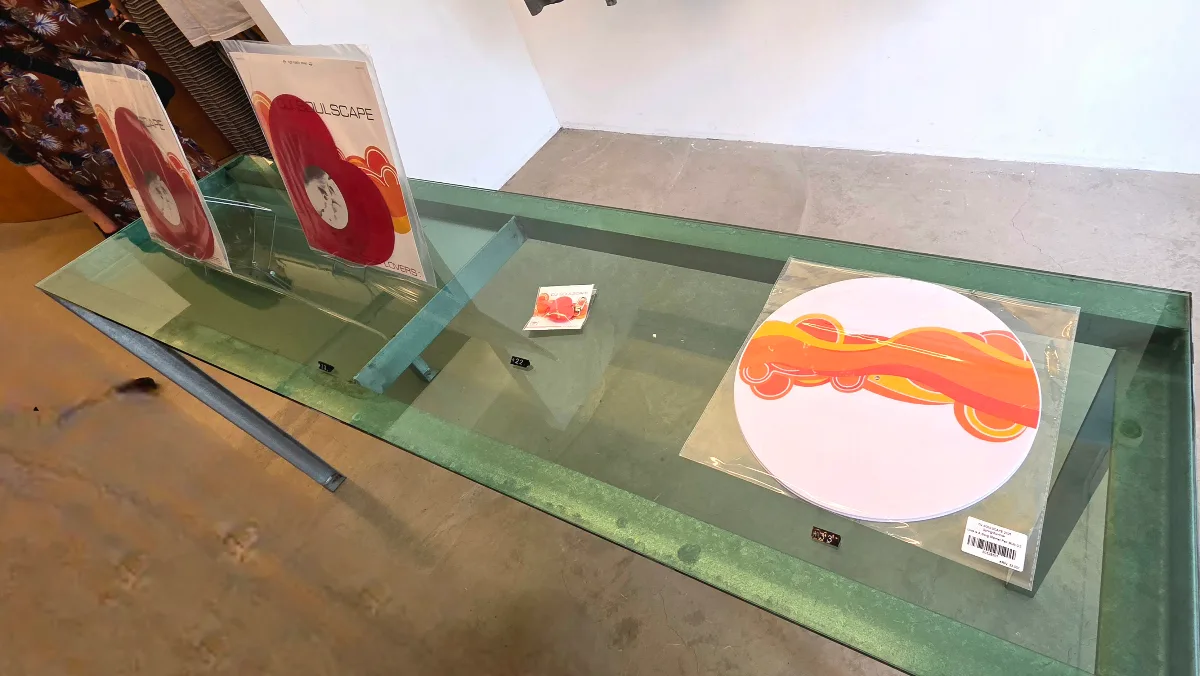 ガラステーブルに並ぶレコード