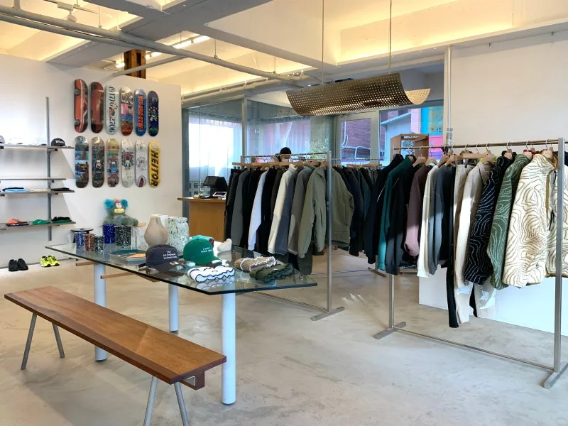 ハイツストア — 服のラックと小物が並ぶ店内