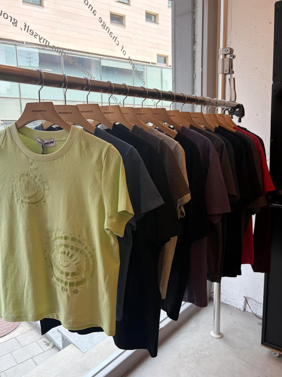 色違いのTシャツが並ぶ窓際のラック