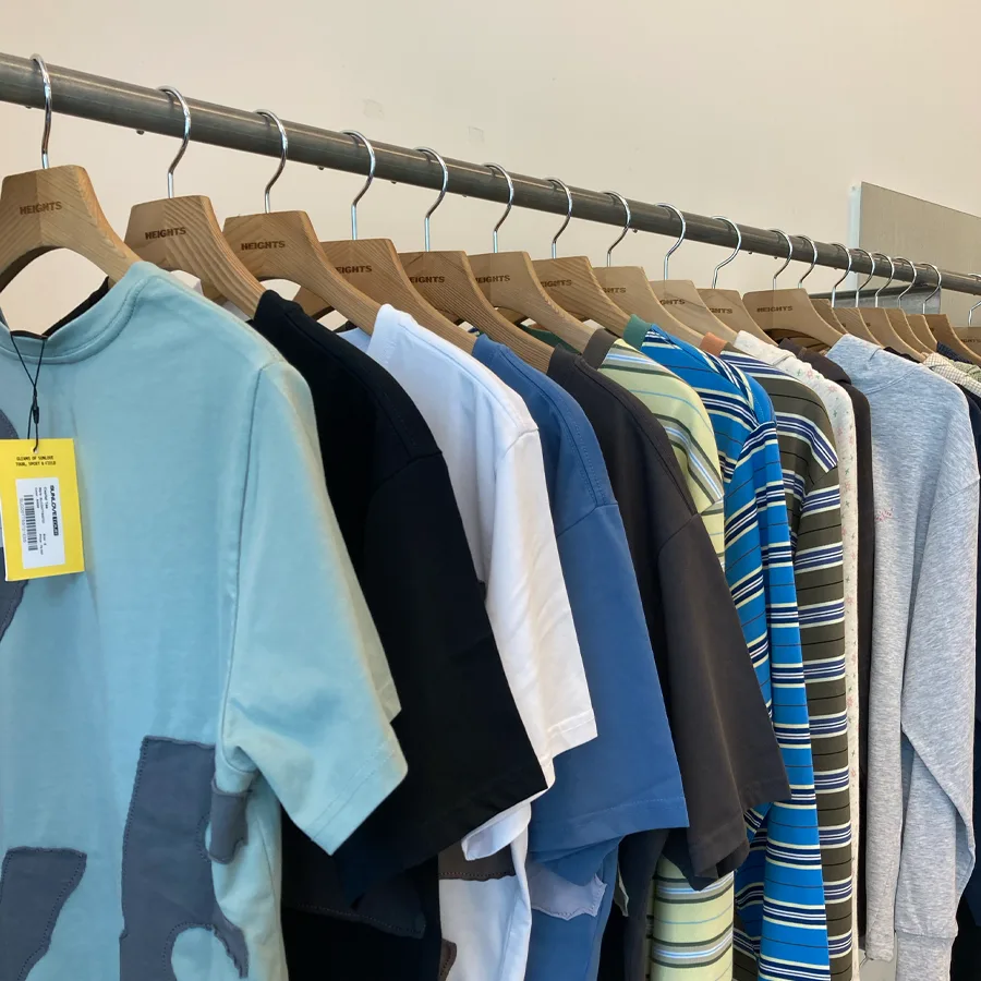 無地やボーダーのTシャツが並ぶラック