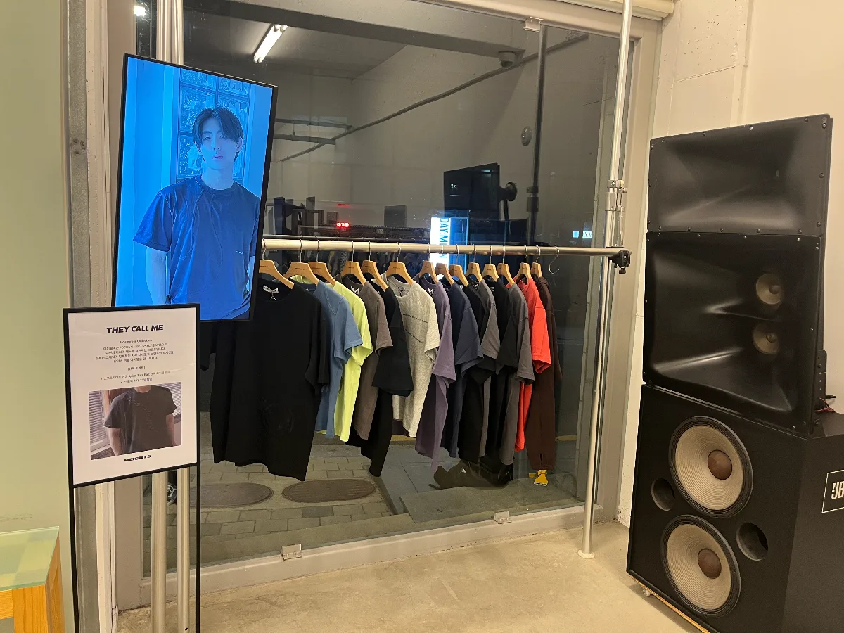 ハイツストア — 窓際のTシャツと大型スピーカー