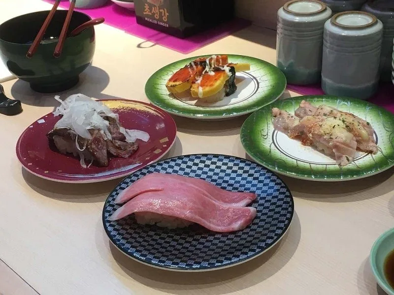 平禄寿司 ロッテワールドモール店 — 皿を並べた握り寿司