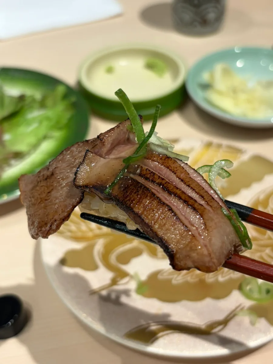 箸で持ち上げた牛タンの握り