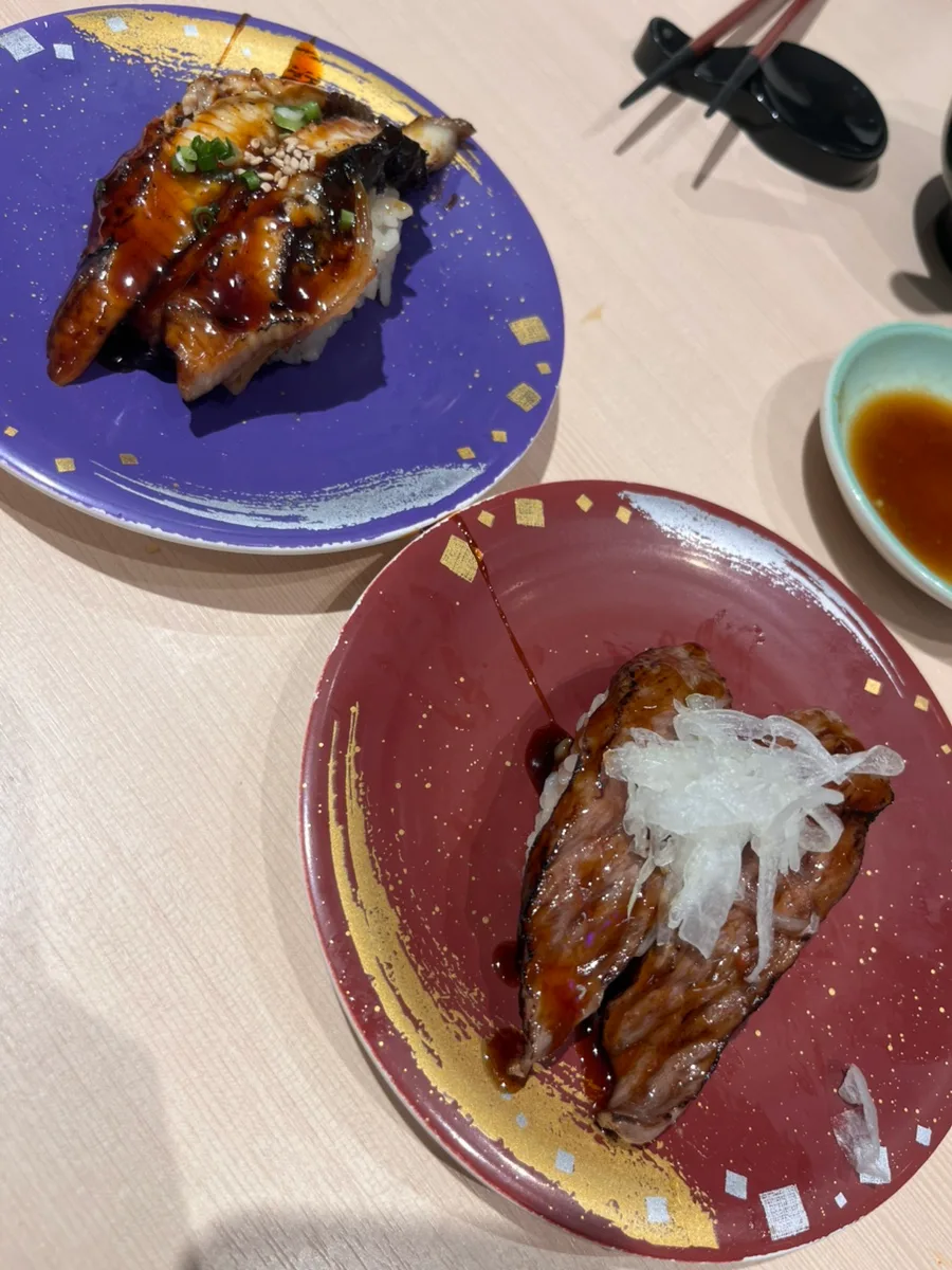 甘だれの穴子の握り(左)とほかの皿