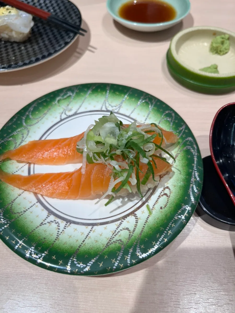 平禄寿司 ロッテワールドモール店 — サーモンに香味野菜をのせた一皿