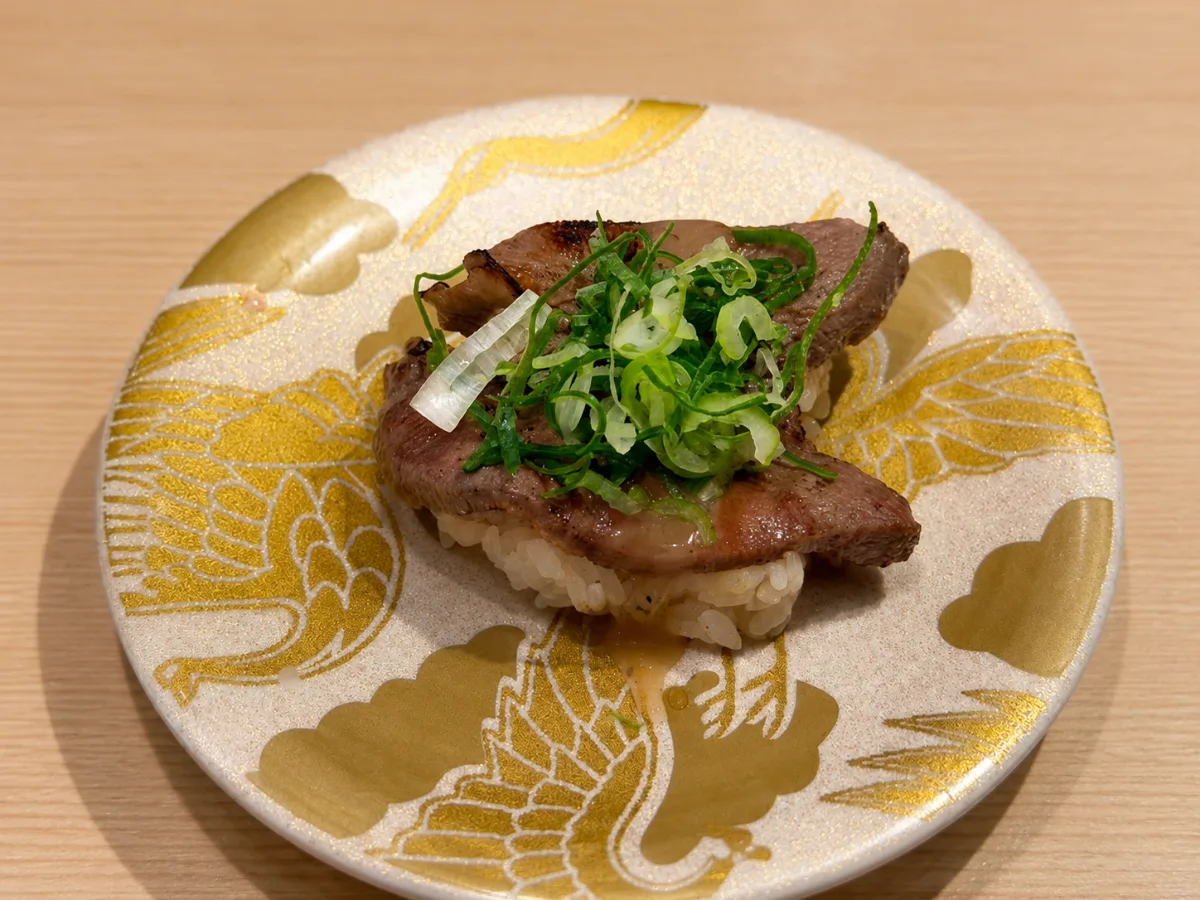 平禄寿司 ロッテワールドモール店 — 牛タンとネギの握り