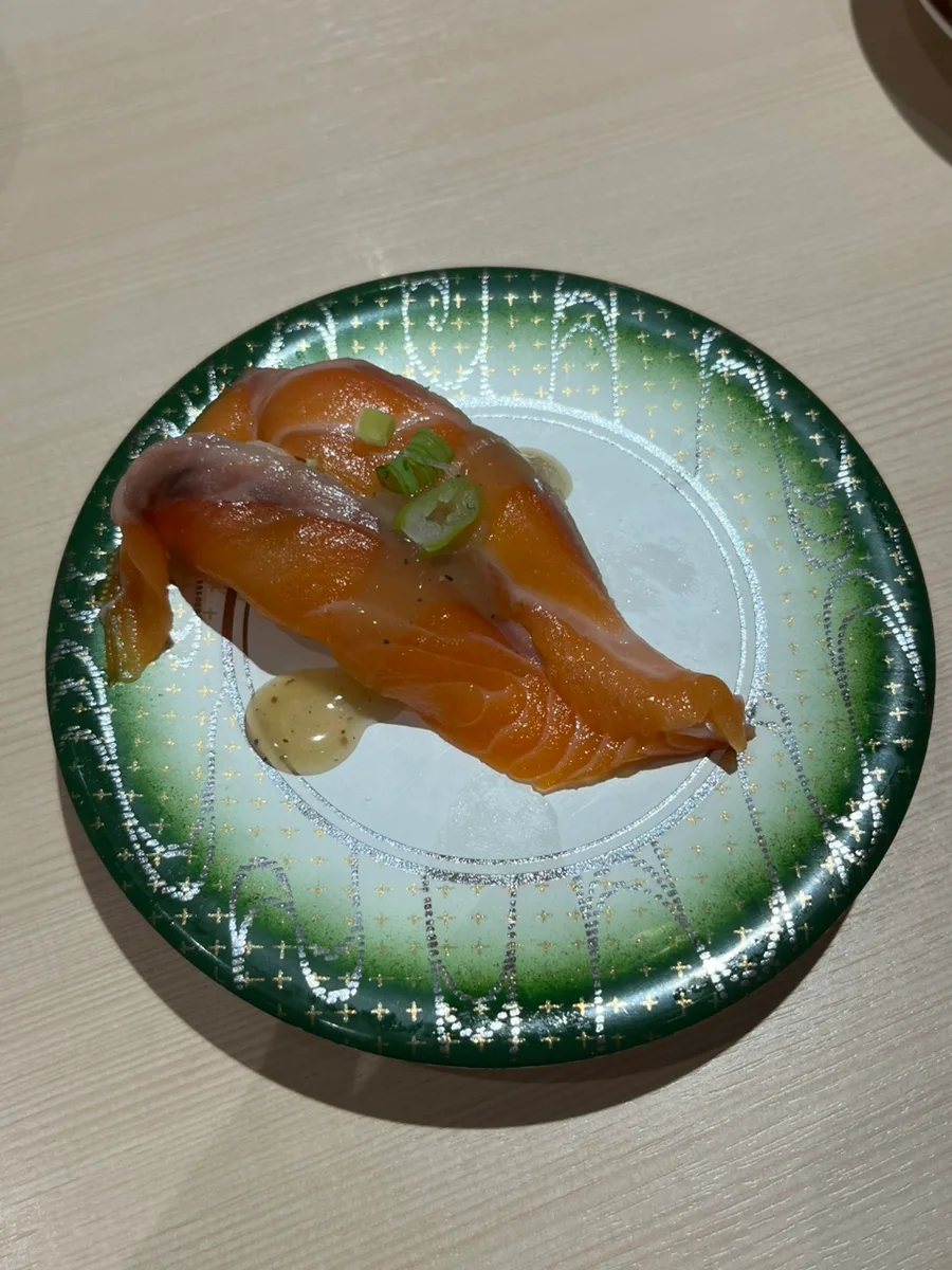 ソースを添えたサーモン